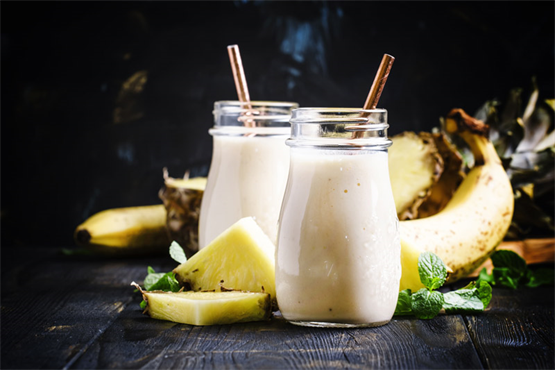 Δροσερό smoothie ανανά με βασιλικό και γιαούρτι σε γυάλινο βάζο
