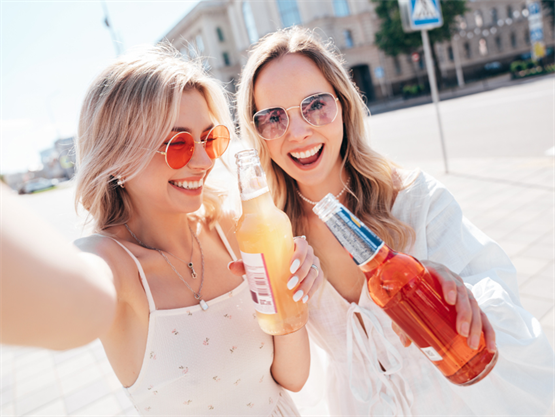 Καλοκαίρι σε γυάλινη φιάλη: Η άνοδος των ready-to-drink κοκτέιλ