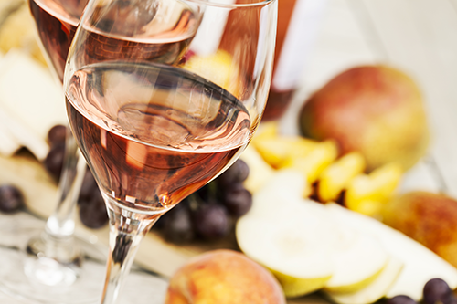 Ροζέ κρασί: 3 πράγματα που πρέπει να ξέρετε για το απόλυτο οινικό trend