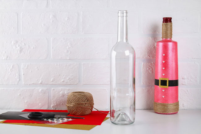 DIY: Διακοσμήστε το γιορτινό τραπέζι με φιάλες κρασιού